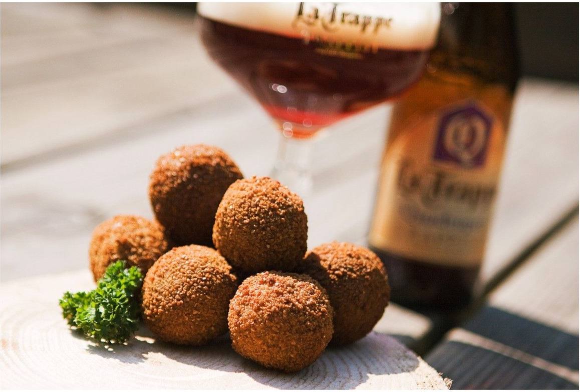 Bitterballen met een La Trappe op het terras