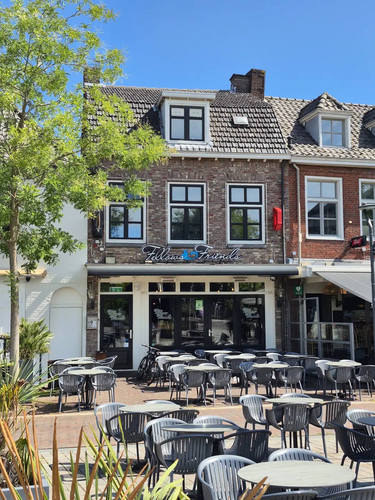 Het terras van Fellows & Friends op de Markt in Veghel